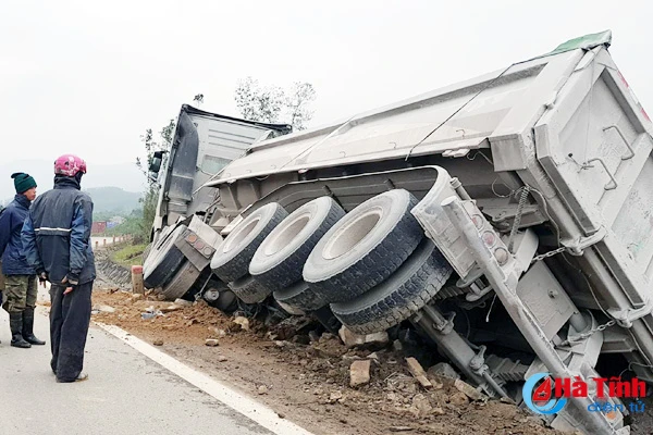 chay toc do cao roi vao cua gap xe dau keo dam dau xuong muong