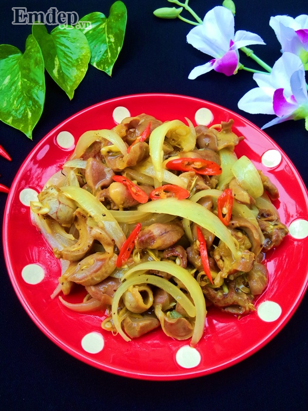 troi mua lanh trua nay me che bien mon long ga xao sa ot cay ngon mieng