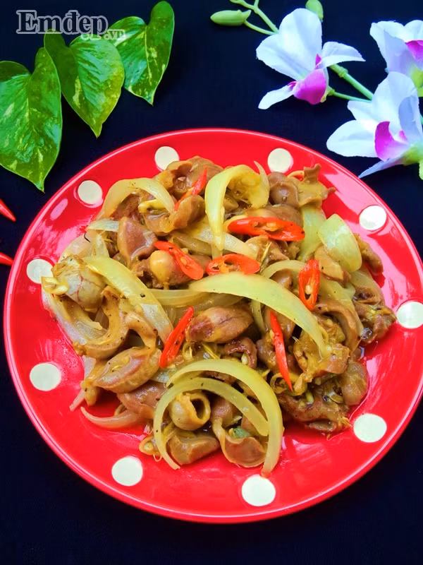 troi mua lanh trua nay me che bien mon long ga xao sa ot cay ngon mieng