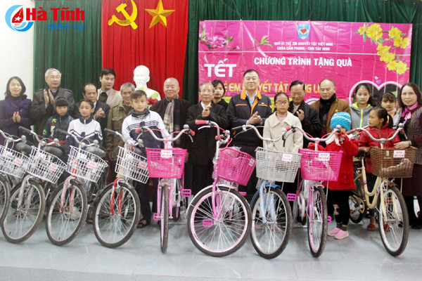 trao hon 160 trieu ho tro tre em khuyet tat tre em ngheo don tet
