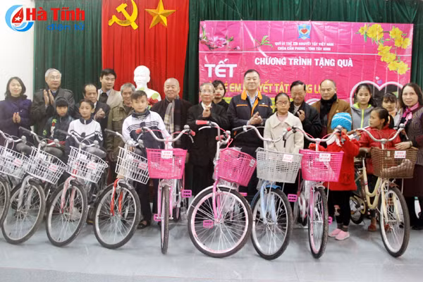 trao hon 160 trieu ho tro tre em khuyet tat tre em ngheo don tet