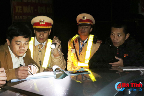 truy duoi gan 30km bat xe khach cho hang lau chay tron trong dem