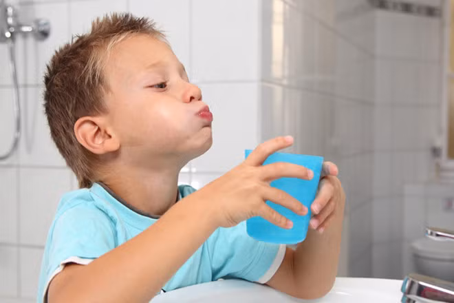 dinh chi luu hanh thu hoi nuoc suc mieng tre em smart kids