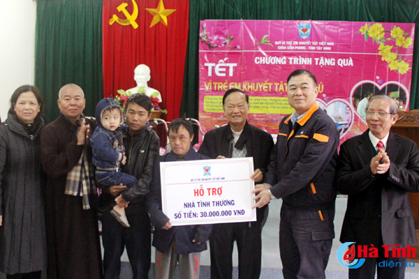 trao hon 160 trieu ho tro tre em khuyet tat tre em ngheo don tet