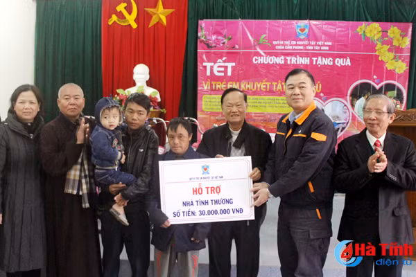 trao hon 160 trieu ho tro tre em khuyet tat tre em ngheo don tet