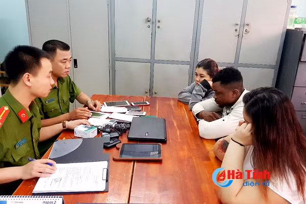 bat o nhom cung trai tay lua dao qua facebook chiem doat 9 ty dong