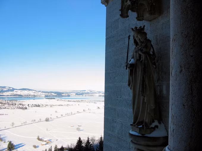 Bi kịch trong tòa lâu đài tráng lệ bậc nhất dưới dãy Alps ảnh 3 bi kich trong toa lau dai trang le bac nhat duoi day alps