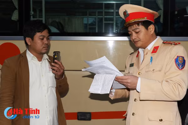 truy duoi gan 30km bat xe khach cho hang lau chay tron trong dem