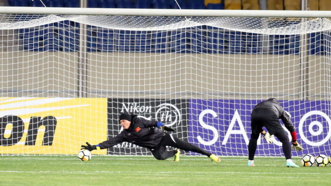 u 23 viet nam tap lam quen voi mat san chinh