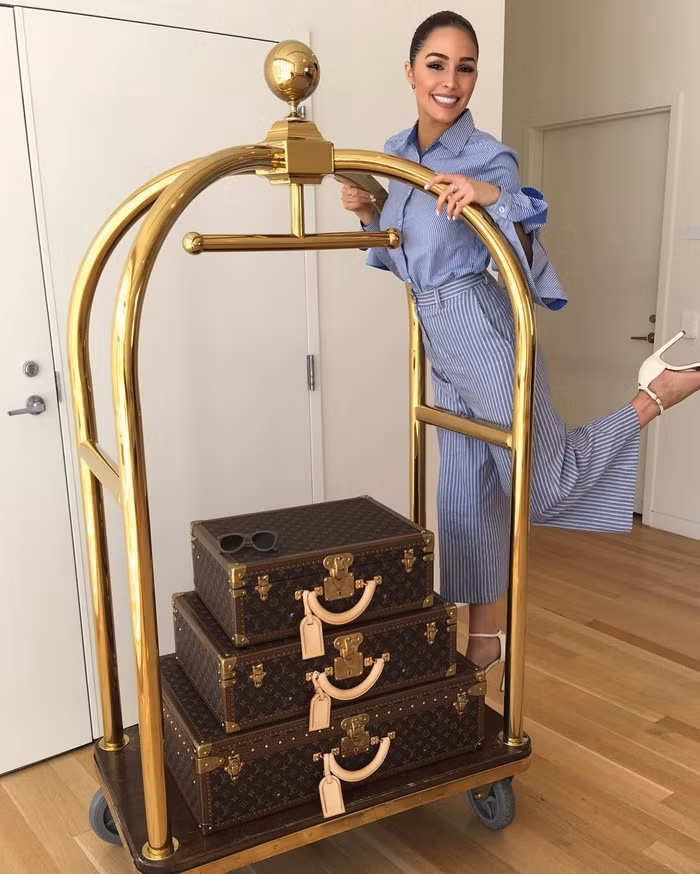 xuong pho cuoi tuan la cu phai an dien choi loa the nay nhe co gai