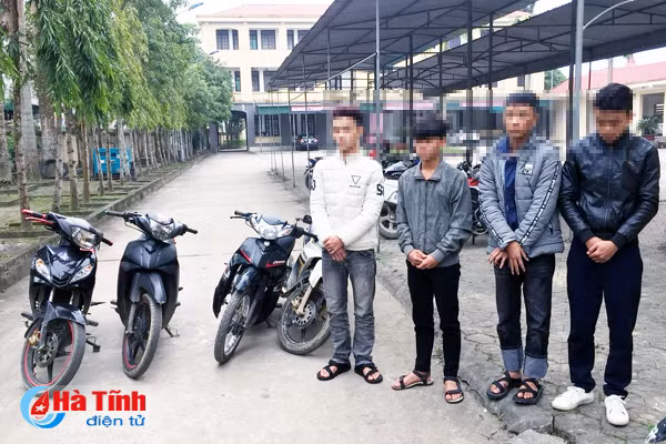 4 hoc sinh thpt trom 5 chiec xe may o can loc