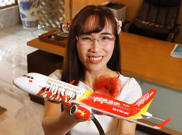 tham vong dang sau nhung chien luoc quang cao gay tranh cai cua vietjet