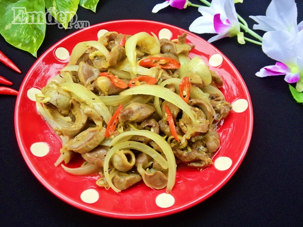 troi mua lanh trua nay me che bien mon long ga xao sa ot cay ngon mieng