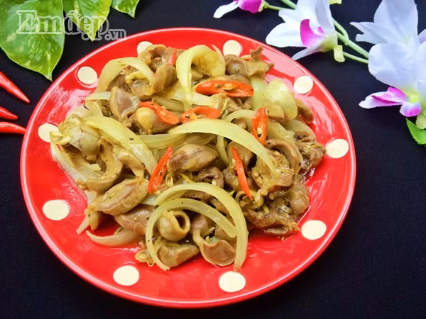 troi mua lanh trua nay me che bien mon long ga xao sa ot cay ngon mieng