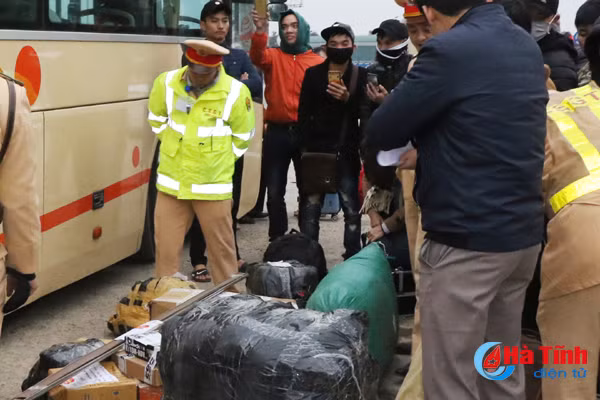 truy duoi gan 30km bat xe khach cho hang lau chay tron trong dem