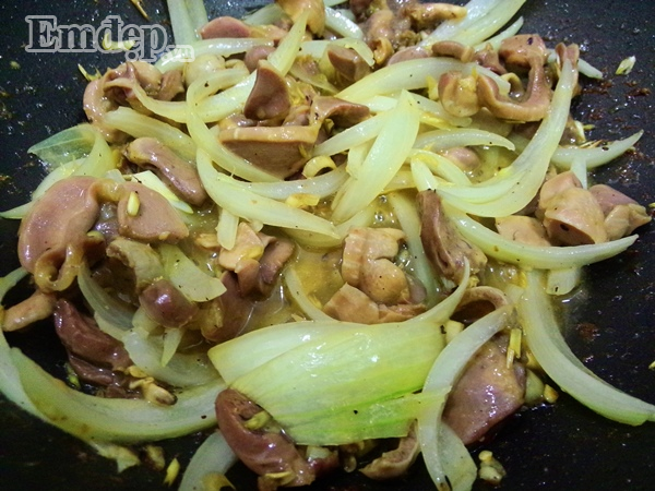 troi mua lanh trua nay me che bien mon long ga xao sa ot cay ngon mieng