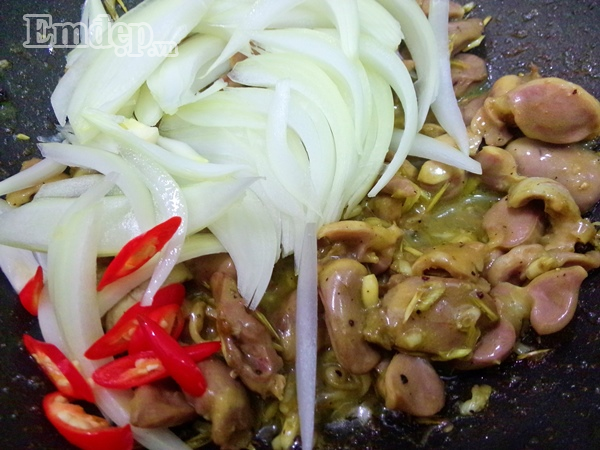 troi mua lanh trua nay me che bien mon long ga xao sa ot cay ngon mieng