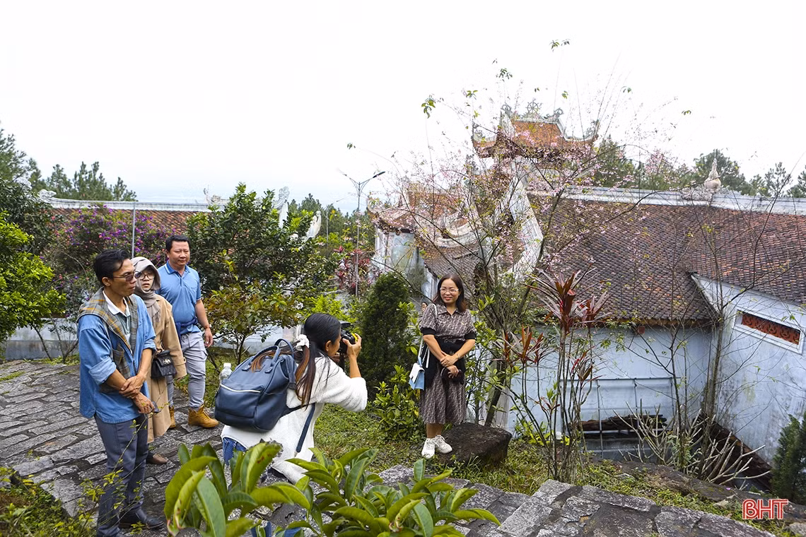 Rộn ràng du xuân trên quê hương Hà Tĩnh