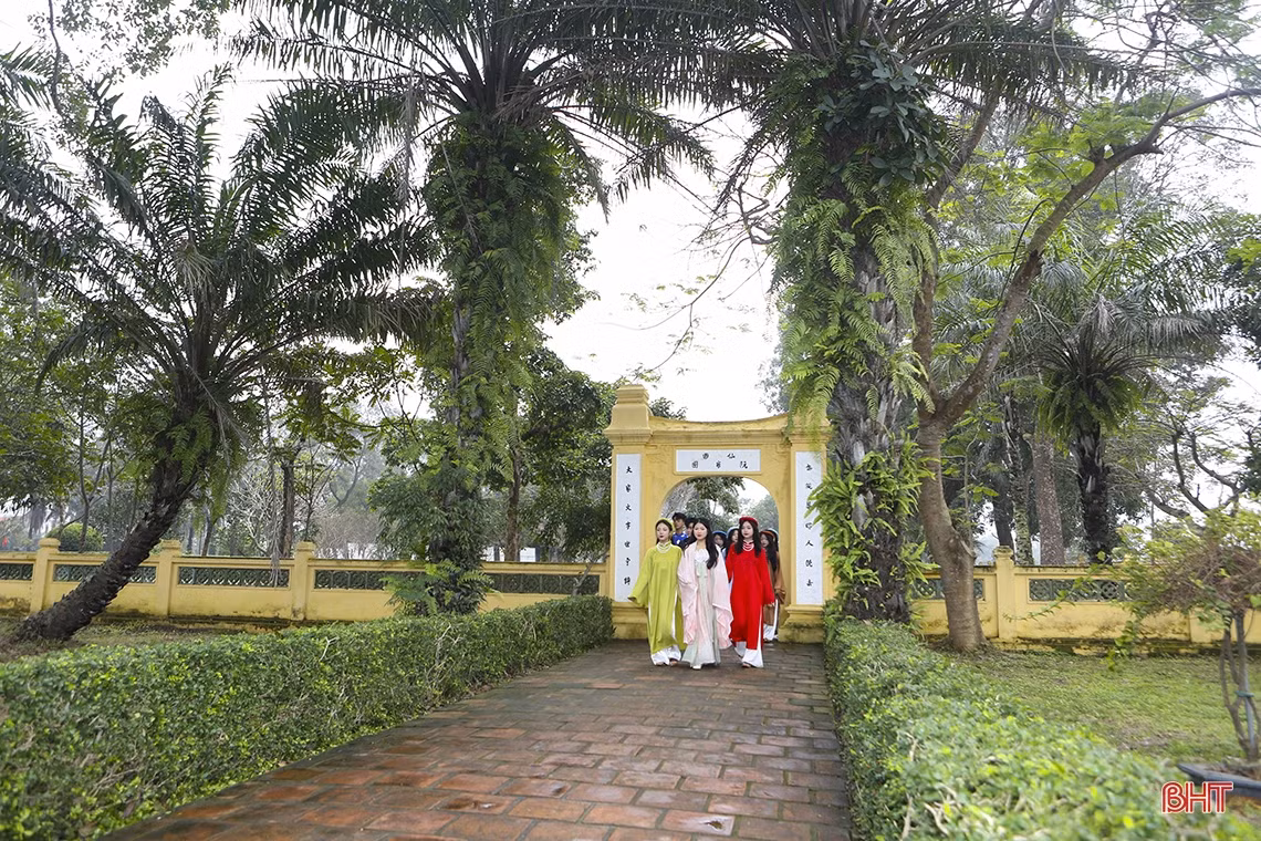 Rộn ràng du xuân trên quê hương Hà Tĩnh