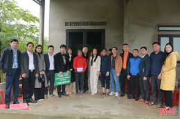 Chương trình "Vòng tay nhân ái" trao gần 170 triệu đồng cho 2 hoàn cảnh khó khăn