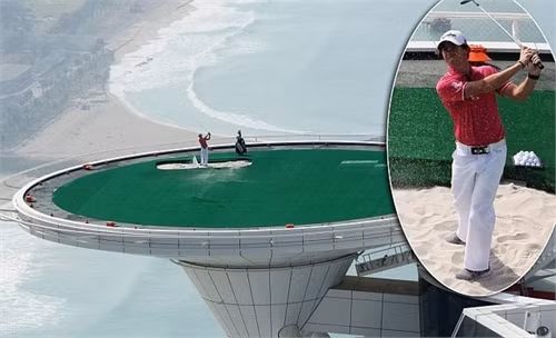 1. Sân golf ở lưng chừng trời: Nằm trên nóc khách sạn Burj al Arab ở độ cao 300 m, đây là sân golf cao nhất thế giới.