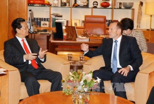 Thủ tướng Nguyễn Tấn Dũng hội đàm hẹp với Thủ tướng Australia Tony Abbott. Ảnh: Đức Tám – TTXVN