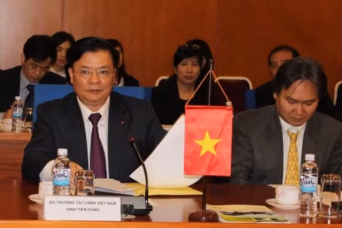Bộ trưởng Bộ Tài chính Đinh Tiến Dũng (bìa trái) tại buổi làm việc với Hội đồng kinh doanh Hoa Kỳ. Ảnh: NM. Bộ trưởng Bộ Tài chính Đinh Tiến Dũng (bìa trái) tại buổi làm việc với Hội đồng kinh doanh Hoa Kỳ. Ảnh: NM.