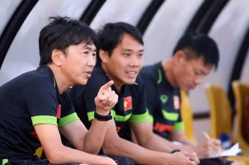 Khán giả sẽ có cơ hội xem HLV Miura (bìa trái) và các học trò trình diễn ở vòng loại U-23 châu Á. Ảnh: N.K