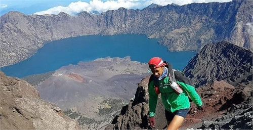 Hồ nước trên núi Rinjani, Indonesia.