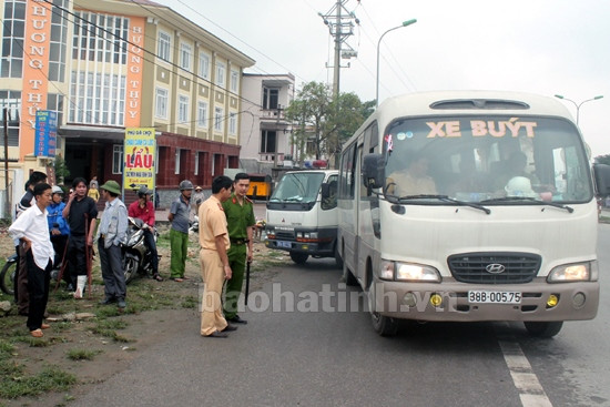 Mặc dù đã hết hạn kiểm định từ tháng 10/2014 và không được cấp luồng tuyến hoạt động nhưng chiếc xe này vẫn lưu hành theo kiểu xe dù tuyến TP Hà Tĩnh - Kỳ Anh. Mặc dù đã hết hạn kiểm định từ tháng 10/2014 và không được cấp luồng tuyến hoạt động nhưng chiếc xe này vẫn lưu hành theo kiểu xe dù tuyến TP Hà Tĩnh - Kỳ Anh.