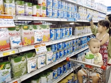 Bộ Tài chính sẽ chủ trì, phối hợp với Bộ Công thương và các cơ quan liên quan quản lý giá sữa dành cho trẻ em dưới 6 tuổi . Ảnh minh hoạ