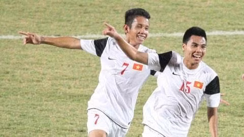 Tiền vệ Đức Huy (phải) trong màu áo U19 Việt Nam