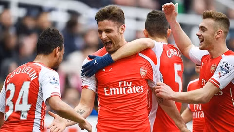 Giroud lập đại công cho Arsenal