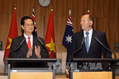 Thủ tướng Nguyễn Tấn Dũng và Thủ tướng Australia Tony Abbott (phải). Ảnh: Đức Tám – TTXVN