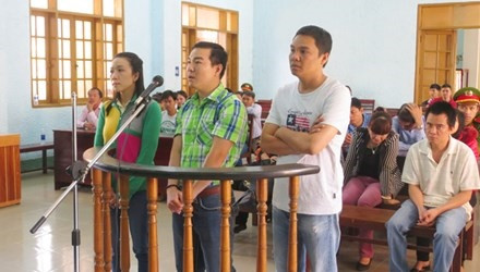 Trần Quốc Mỹ (áo trắng) cùng các bị cáo hầu tòa. Trần Quốc Mỹ (áo trắng) cùng các bị cáo hầu tòa.