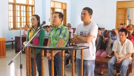 Trần Quốc Mỹ (áo trắng) cùng các bị cáo hầu tòa.