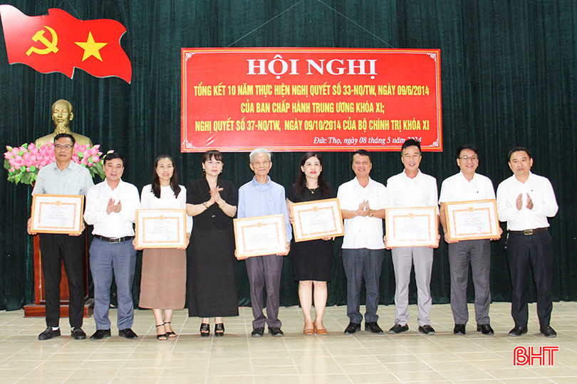 ...và 6 cá nhân có thành tích xuất sắc trong thực hiện Nghị quyết 33-NQ/TW. 8.jpg