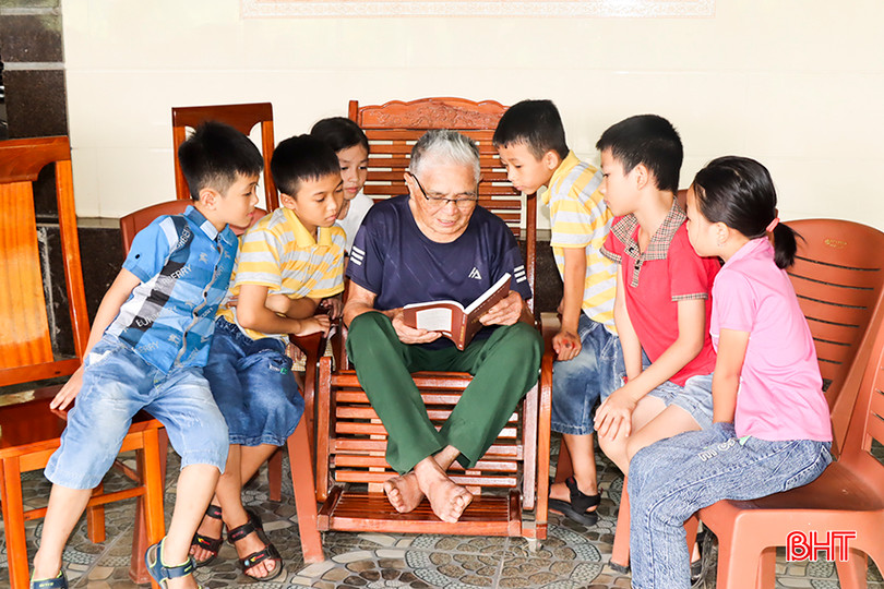 Vào các ngày nghỉ cuối tuần, các cháu thiếu nhi lại tập trung về nhà ông Đệ để được nghe ông kể chuyện về Bác Hồ. 9.jpg