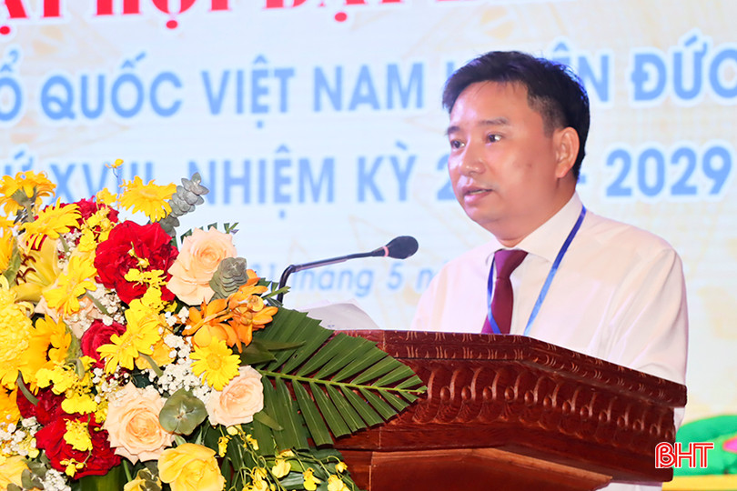 Ông Hoàng Xuân Hùng - Phó Chủ tịch UBND huyện Đức Thọ báo cáo về tình hình kinh tế - xã hội của địa phương và công tác phối hợp với Ủy ban MTTQ huyện trong nhiệm kỳ 2019 - 2024. 7.jpg