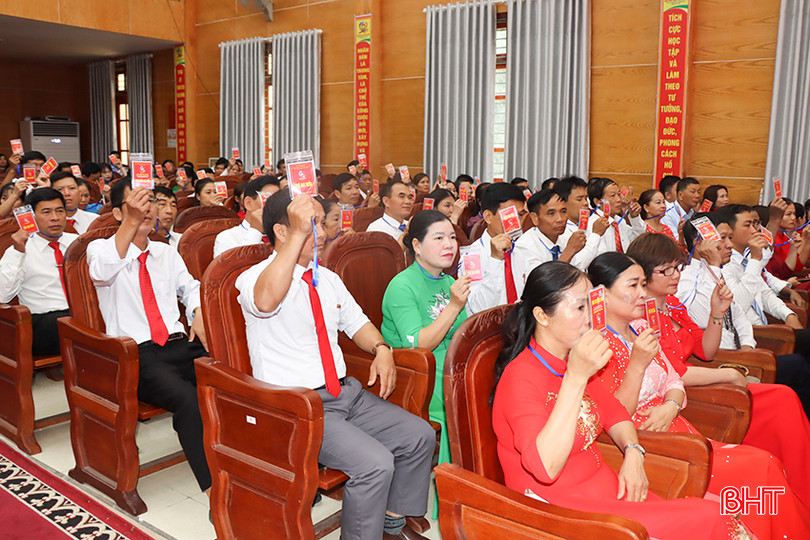 Đại biểu biểu quyết hiệp thương cử ông Bùi Ngọc Nhật tái giữ chức Chủ tịch Ủy ban MTTQ huyện Đức Thọ nhiệm kỳ 2024 - 2029. 11.jpg