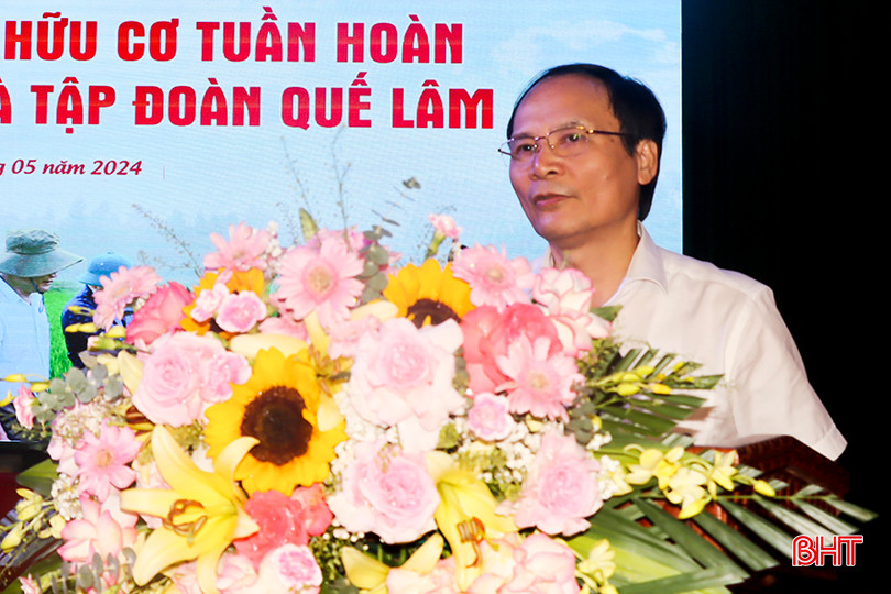 Giám đốc Sở NN-PTNT Nguyễn Văn Việt chúc mừng những kết quả bước đầu huyện Đức Thọ trong triển khai thực hiện nông nghiệp hữu cơ liên kết với Tập đoàn Quế Lâm thời gian qua. Đồng thời, đề nghị các đơn vị cùng giám sát, hỗ trợ doanh nghiệp mở rộng các mô hình để có nhiều sản phẩm hữu cơ phục vụ người dân. 1.jpg