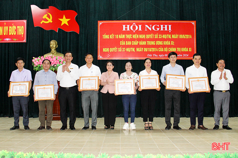 Tại hội nghị, lãnh đạo địa phương đã trao giấy khen của BCH Đảng bộ cho 7 tập thể... 7.jpg