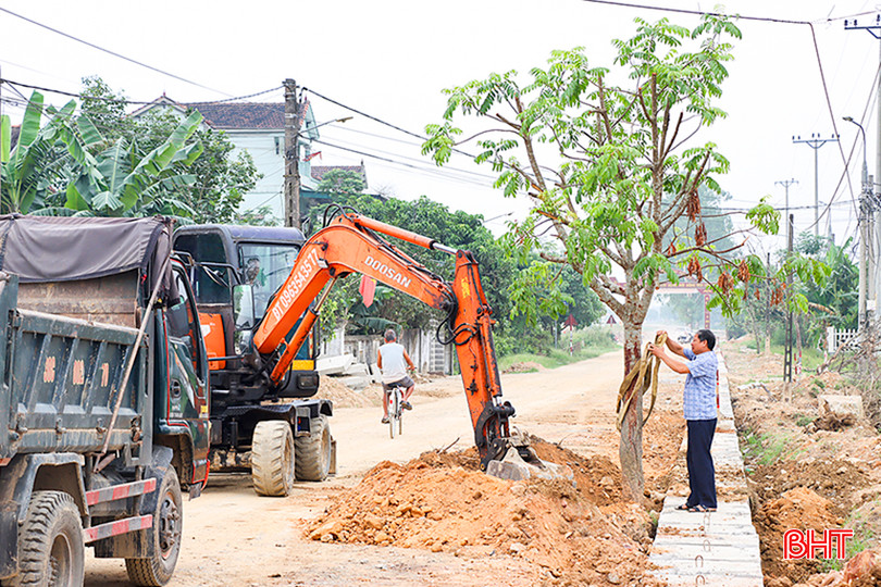 Thôn Trung Văn Minh, xã Yên Hồ di dời cây xanh mở rộng đường GTNT 2.jpg