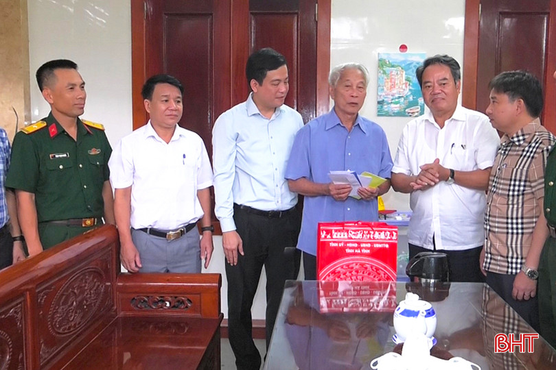 tùng ảnh lê xuân liệu.jpg