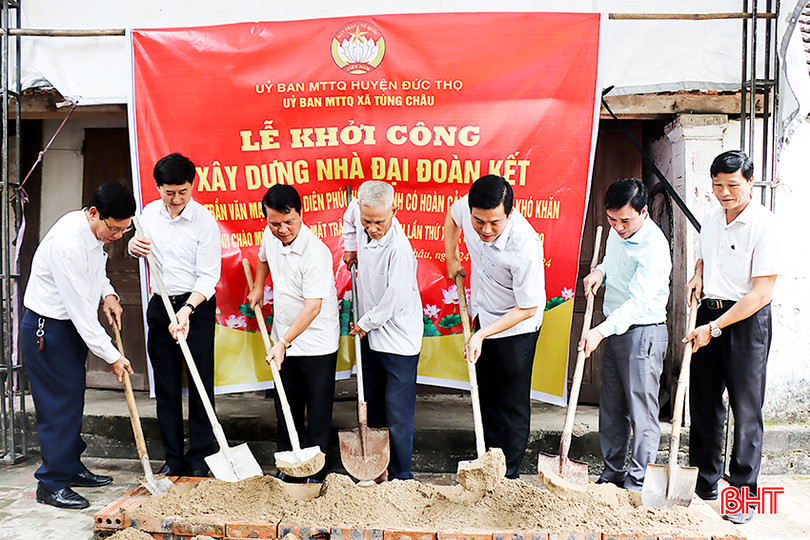 Động thổ hởi công xây dựng nhà đại đoàn kết cho gia đình ông Trần Văn Mạo. 1.jpg