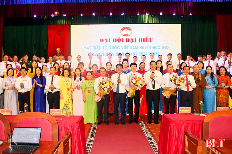 Lãnh đạo tỉnh, huyện Đức Thọ tặng hoa chúc mừng các vị tham gia vào Ủy ban MTTQ huyện lần thứ XVIII nhiệm kỳ 2024 - 2029. 12.jpg