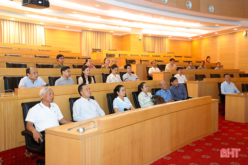 Đoàn nghe thuyết minh về lịch sử hình thành Tập đoàn Formosa. AG7A7286.jpg
