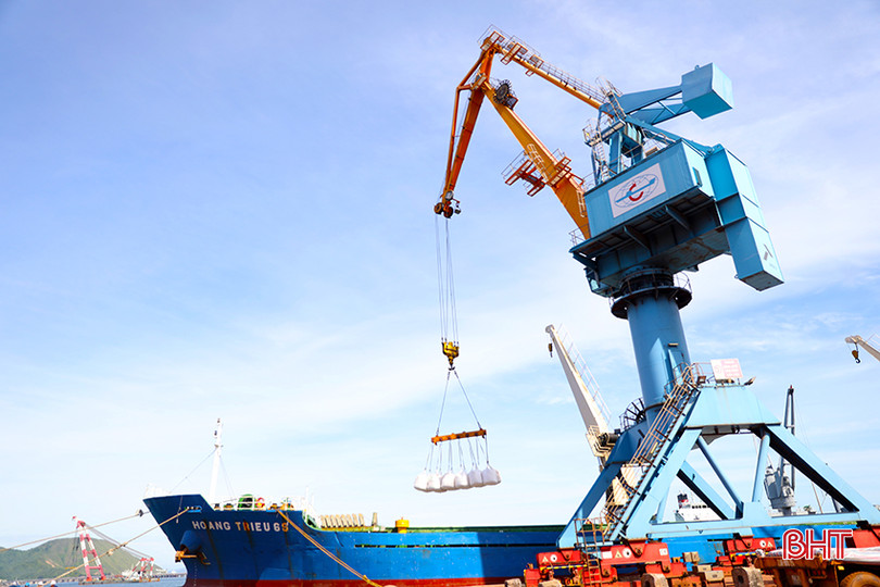 Tàu vào bốc dỡ hàng ở cảng Vũng Áng. ảnh 5.jpg