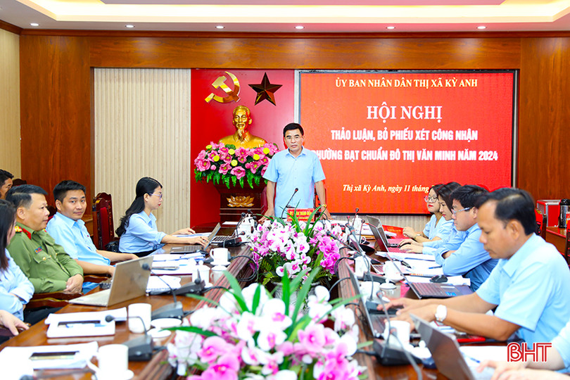 Chủ tịch UBND thị xã Kỳ Anh Phan Thành Biển chủ trì hội nghị. AG7A7780.jpg