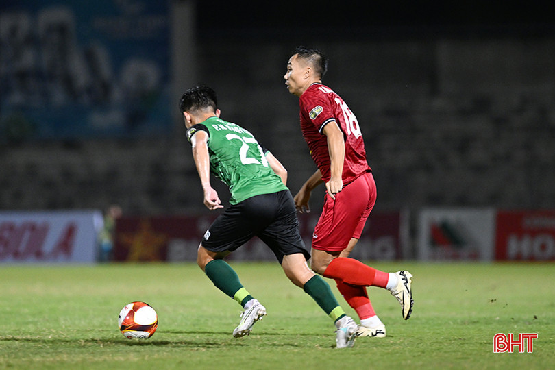 Vũ Quang Nam ghi dấu ấn khi đóng góp dấu giày vào bàn gỡ hòa 1-1. zc3.jpg